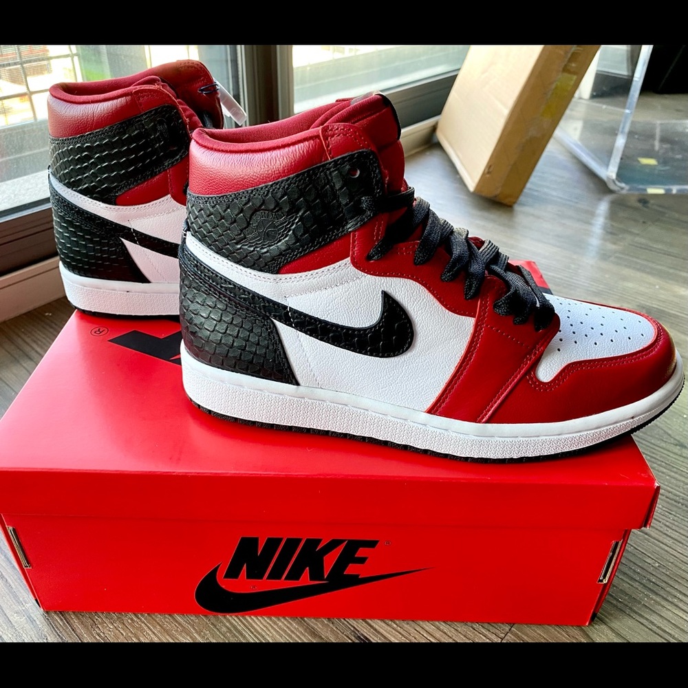 New Box rare Nike Jordan 1 Chicago Satin Snake
